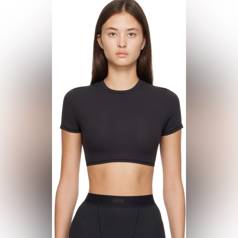 Skims Black Fits Everybody super cropped t-shirt.
